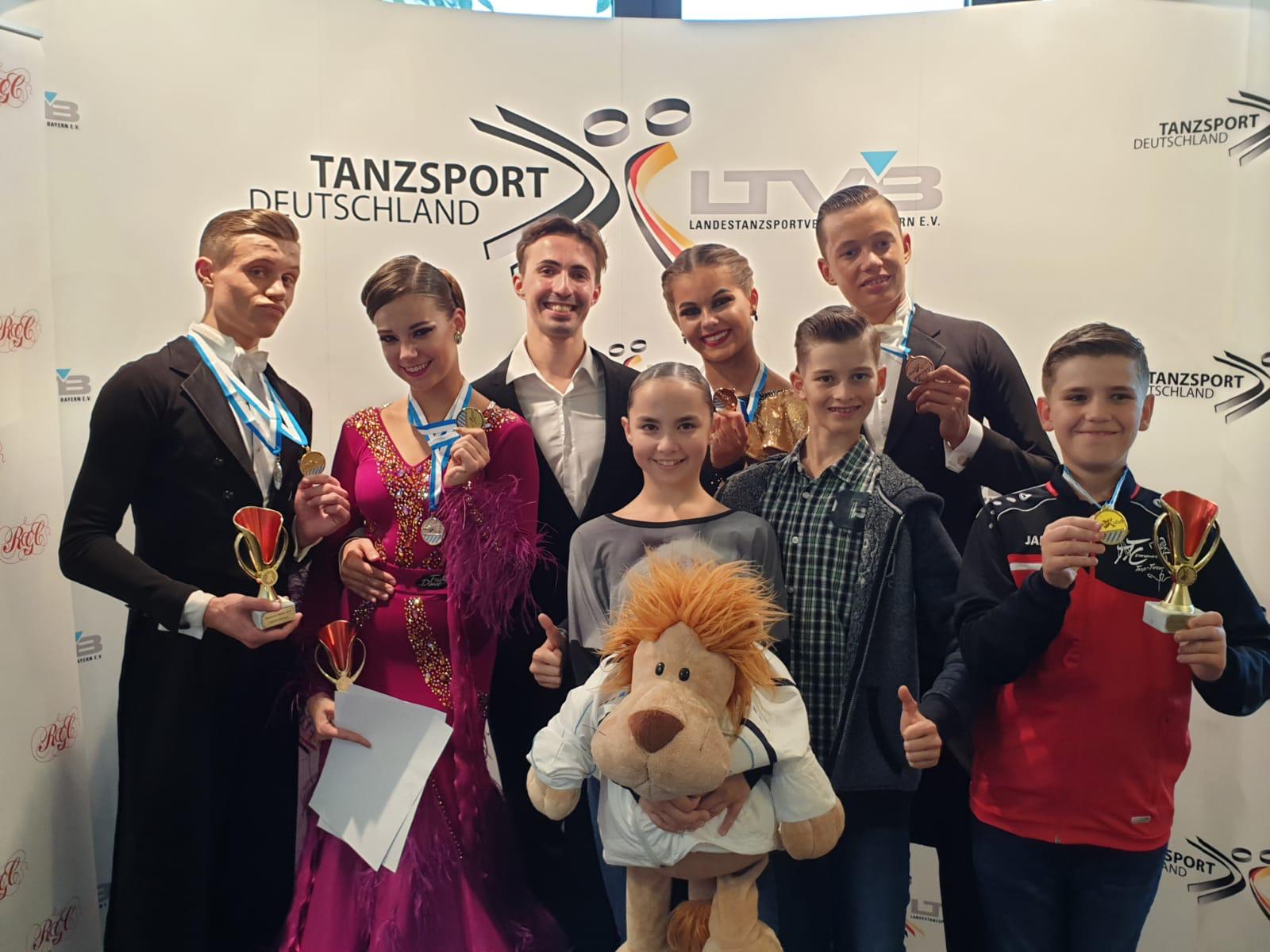 Medaillenregen bei der Landesmeisterschaft Jugend/Junioren Standard - © TTC Erlangen e.V.